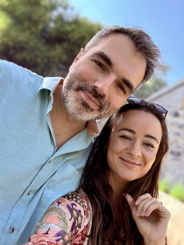 Olivia and Ilian, the founders of Vinvely